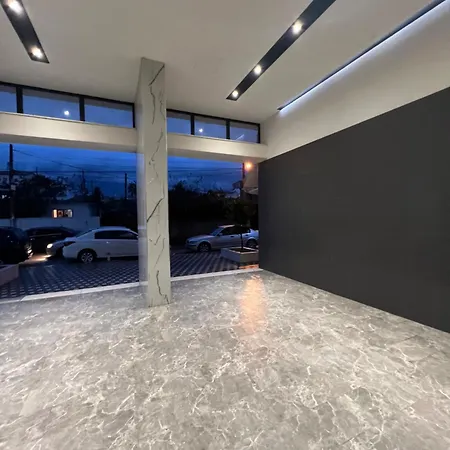 Atrium Apartment *